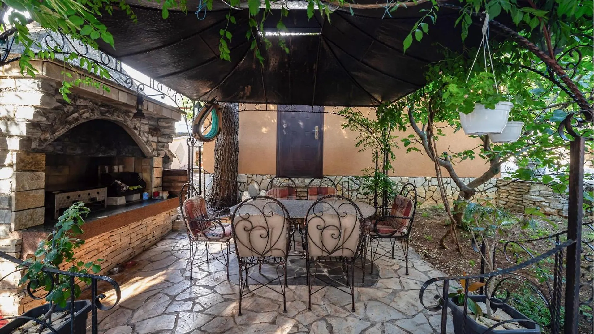 Beach Front Apartment In Rovanjska