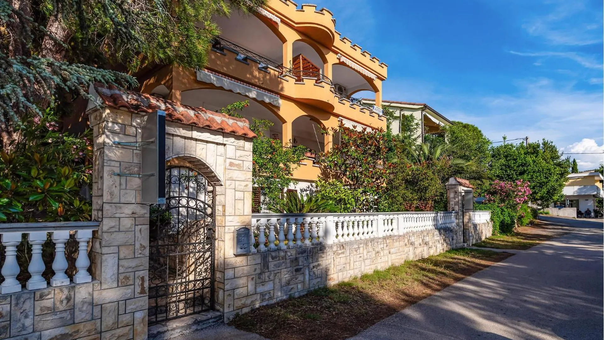 Beach Front Apartment In Rovanjska